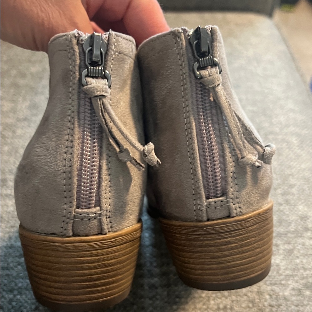 Journee Collection Livvy faux suede ankle boots light grey Size 7.5 NEW - Picture 4 of 6
